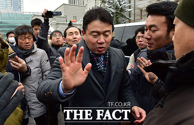 조윤선 장관 취재를 방해한 문체부 직원이 취재진의 항의를 받고 있다.