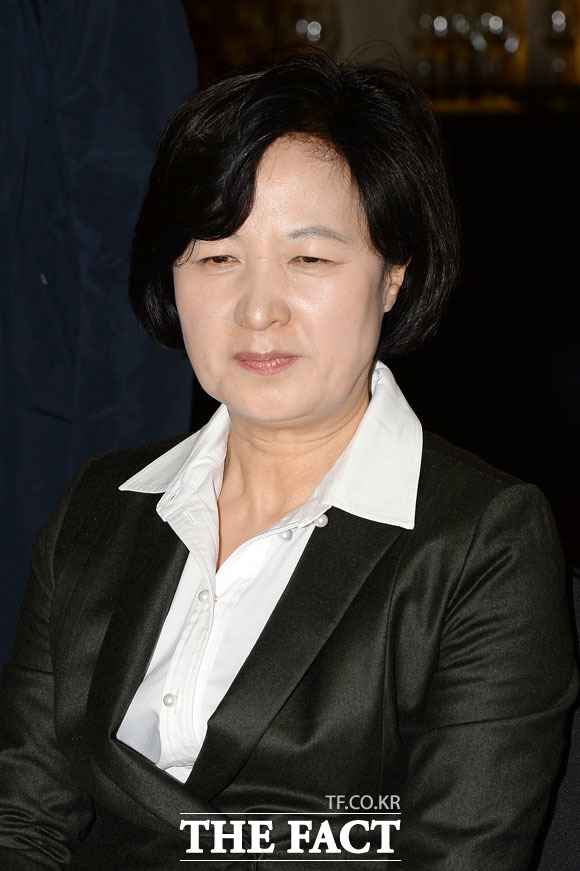 더불어민주당은 20일 김기춘 전 실장과 조윤선 장관에 대한 법원의 신속한 구속 결정을 촉구한다고 밝혔다. /남용희 기자