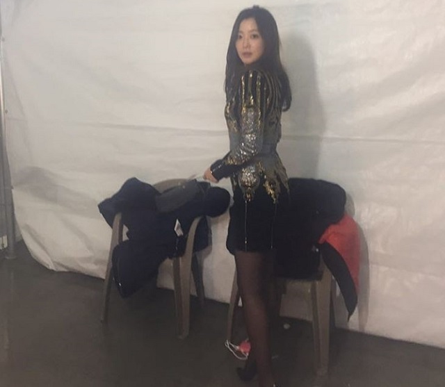 김희선, 막 찍어도 화보! 김희선의 20대 못지 않은 몸매가 누리꾼들의 눈길을 사로잡고 있다. /김희선 인스타그램 갈무리