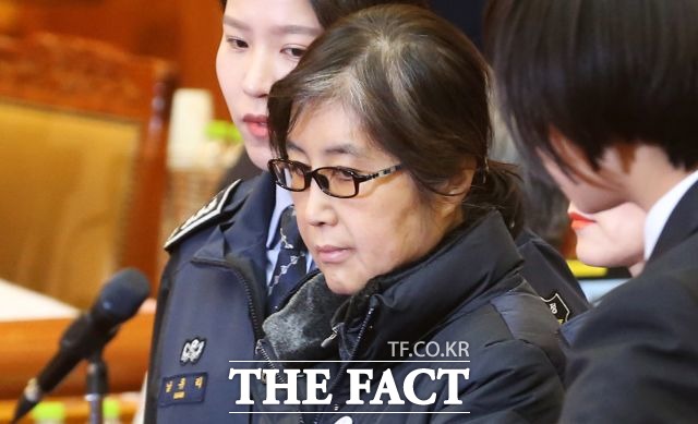 지난 16일 헌법재판소에서 열린 박근혜 대통령 탄핵심판 5차 변론에서 비선 실세 최순실 씨의 증인출석 당시. /사진공동취재단