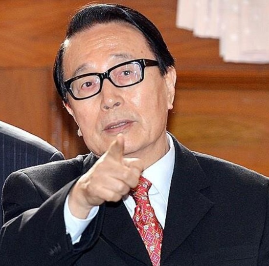 박찬종, 반기문 비판. 박찬종 변호사는 최근 언론 인터뷰에서 반기문 전 유엔 사무총장에 대해 이념적 정체성이 모호하니 지지율이 하락하는 것이라고 평가했다./박찬종 트위터