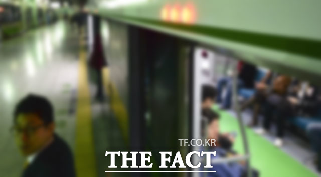잠실새내역 화재. 22일 서울메트로 등에 따르면 오전 6시30분께 서울 지하철 2호선 잠실역에서 잠실새내역으로 진입하던 열차에서 불이 났다. /더팩트DB