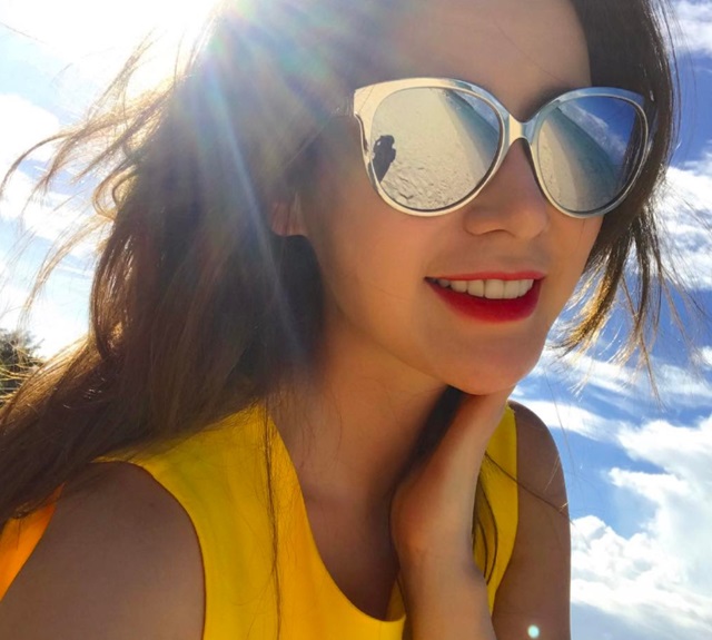 이혜원 외모. 이혜원은 최근 자신의 인스타그램에 화창한 날씨를 배경으로 구릿빛 피부와 선글라스를 낀 채 활짝 웃고 있는 사진을 공개했다./이혜원 인스타그램