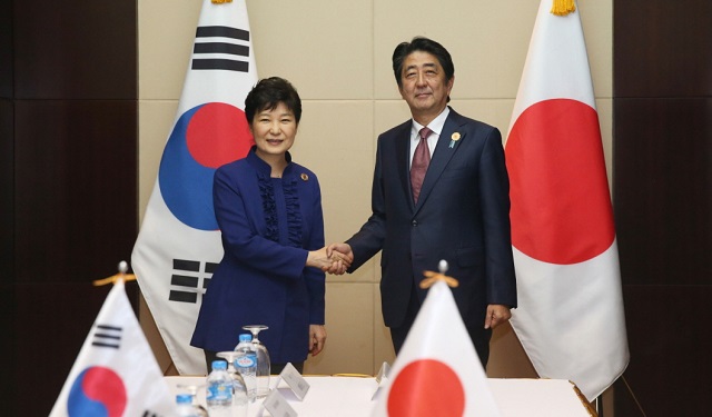 아베 신조(오른쪽) 일본 총리는 지난 8일 우리 정부에 한일위안부 합의의 성실한 이행을 촉구했다. /청와대