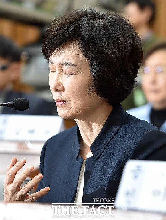 박영수 특별검사팀은 22일 최경희 전 총장(55)에 대해 업무방해 등의 혐의로 구속영장을 청구했다. 최 전 총장은 최순실(61) 씨의 딸 정유라(21) 씨의 이화여대 입학 및 학사관리 특혜 의혹을 받는다. 사진은 지난달 15일 국회 청문회에 참석 당시 최 전 총장. /이새롬 기자