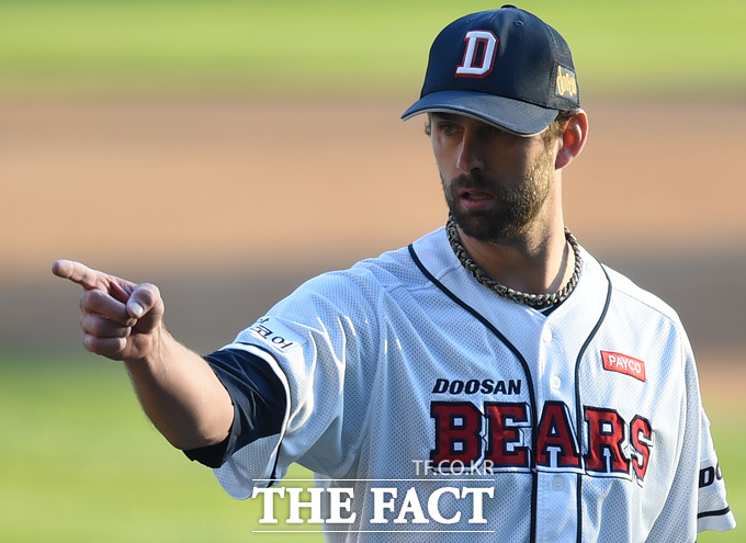 210만달러 사나이 니퍼트, 두산과 재계약. 프로야구 두산베어스 외국인 투수 니퍼트가 두산과 210만달러에 재계약했다. /더팩트DB