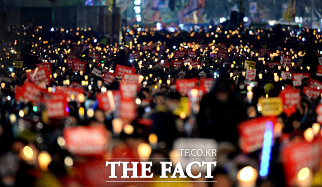 지난달 31일 송박영신(送朴迎新, 박근혜 대통령을 보내고 새해를 맞음)을 주제로 열렸던 촛불집회 장면. /임세준 기자