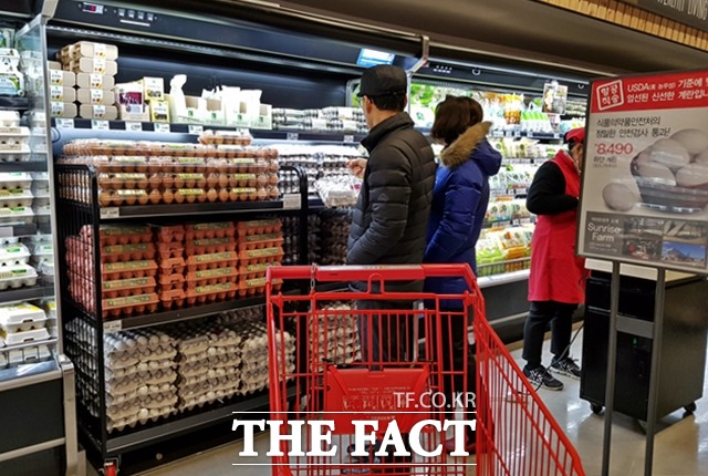 23일 서울 시내 있는 한 롯데마트에서 소비자들이 수입산 달걀을 살펴보고 있다. /황원영 기자