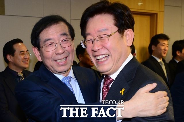 박원순(왼쪽) 서울시장은 이날 당과 후보가 공감한 만큼 이젠 이를 구체화하는 논의가 진행돼야 할 것이라고 강조했다. 이재명 성남시장은 결선투표제를 신속하게 도입해야 한다고 주장했다. /남윤호 기자