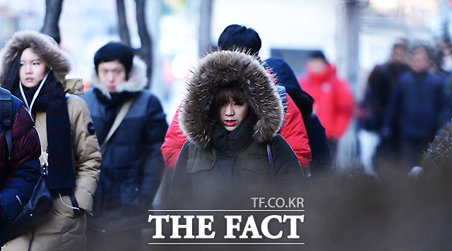 기상청에 따르면 오늘(25일) 날씨는 전국적으로 맑은 가운데 출근길 추위가 이어질 것으로 보인다. /이덕인 기자