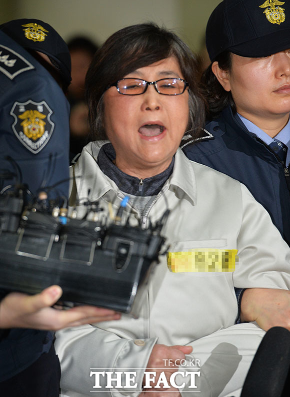 [더팩트ㅣ이덕인 기자] 국정농단 사태의 핵심인물인 최순실 씨가 25일 오전 서울 강남구 대치동 박영수 특별검사팀으로 소환되고 있다.