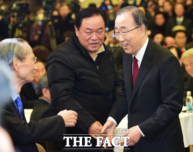반기문 전 유엔 사무총장(오른쪽)이 25일 오후 서울 중구 프레스센터에서 열린 관훈클럽 토론회에 참석해 관계자와 인사를 하고 있다. /프레스센터=배정한 기자