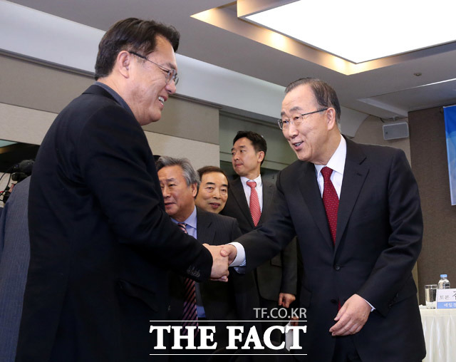 반기문 전 유엔사무총장(오른쪽)이 25일 오후 서울 중구 프레스센터에서 열린 관훈클럽 토론회에서 정진석 전 새누리당 원내대표와 인사를 하고 있다. /프레스센터=배정한 기자