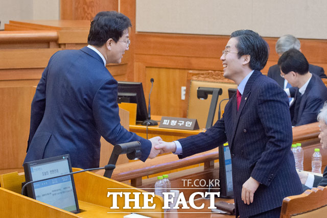 악수 나누는 권성동 탄핵소추위원장과 박 대통령 법률대리인 손범규 변호사
