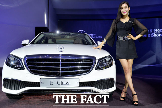 벤츠는 지난해 풀체인지된 E클래스를 앞세워 BMW와 맞선다. /더팩트 DB