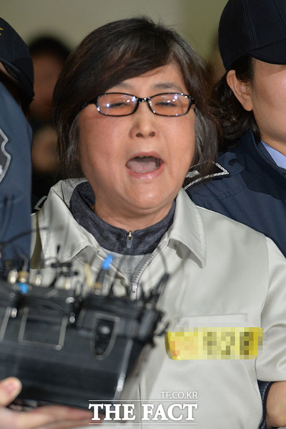 국정농단 사태의 핵심인물인 최순실 씨가 25일 오전 서울 강남구 대치동 박영수 특별검사팀으로 소환되고 있다. 특검에 들어선 최 씨가 억울하다고 고함을 지르고 있다. /대치동=이덕인 기자