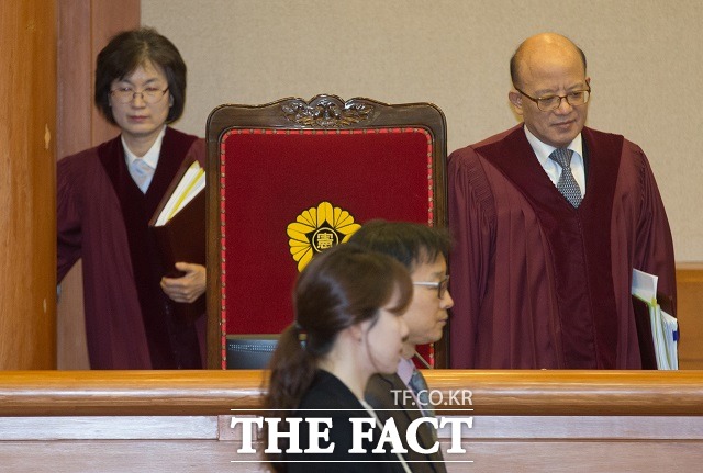 박한철(오른쪽) 헌법재판소 소장이 25일 박근혜 대통령 9회 변론기일 재판을 시작하기에 앞서 이정미(왼쪽) 재판관이 퇴임하는 3월 13일 전에 탄핵소추를 선고해야 한다고 밝혔다. /더팩트 DB