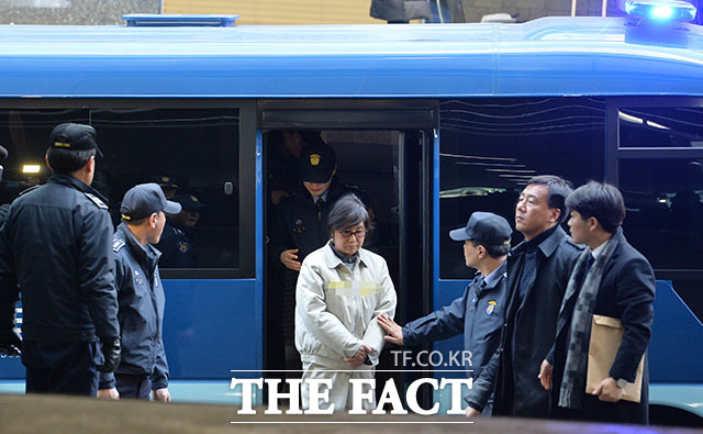 국정농단 사태의 핵심인물인 최 씨가 25일 호송차량에서 내리고 있다.
