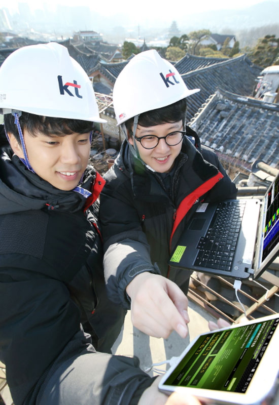 KT 직원들이 서울 북촌 한옥마을에서 품질 테스트를 진행하고 있다. /KT 제공