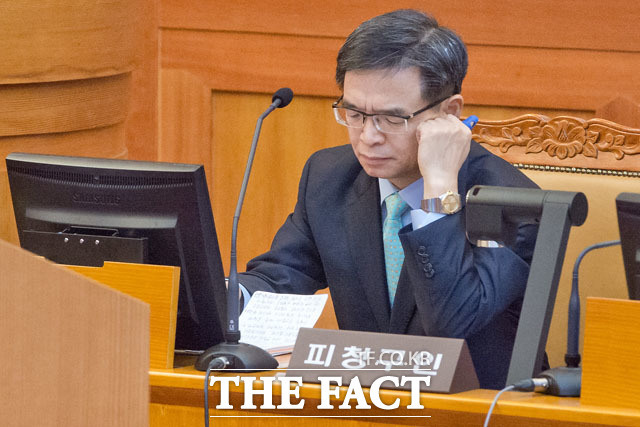 자료 살피는 박근혜 대통령 법률대리인인 이중환 변호사