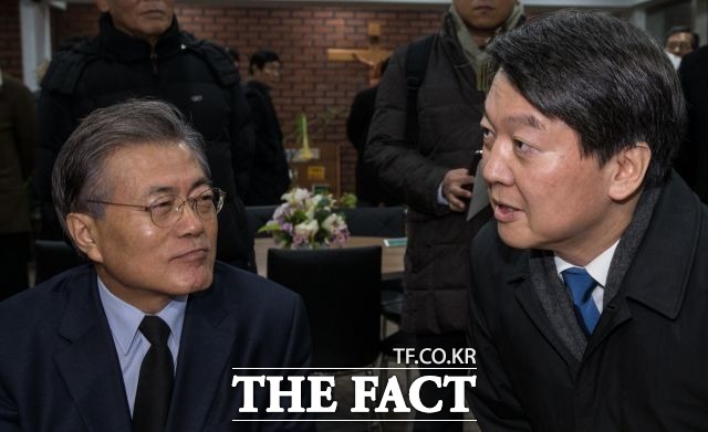 안철수 대선 완주 시사. 안철수(오른쪽) 전 국민의당 대표는 24일  KBS 대선주자에게 듣는다에 출연해 대선 완주를 못 박았다. / 이새롬 기자