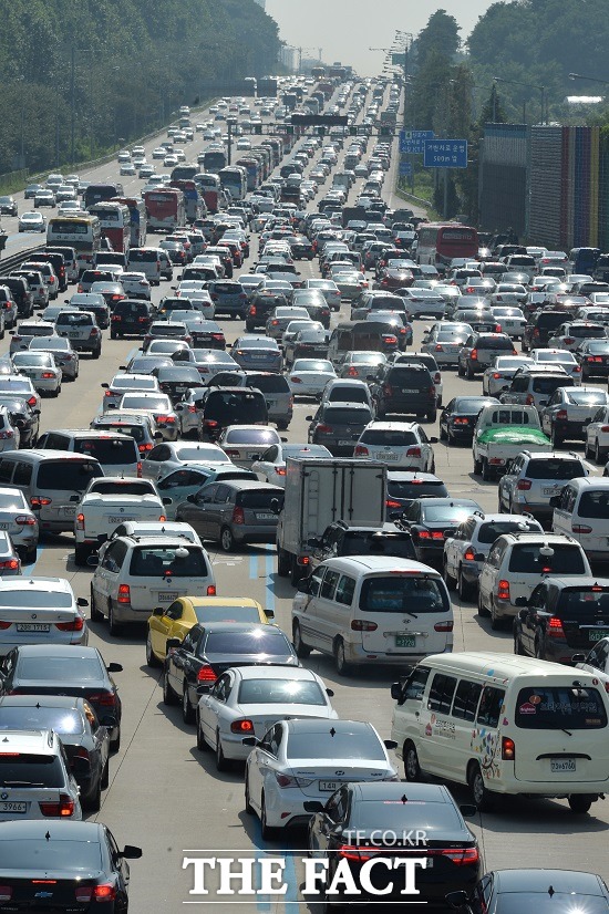 고속도로 교통상황. 설 연휴를 하루 앞둔 26일 오후 고속도로 교통상황은 극심한 혼잡을 빚을 것으로 보인다./더팩트 DB