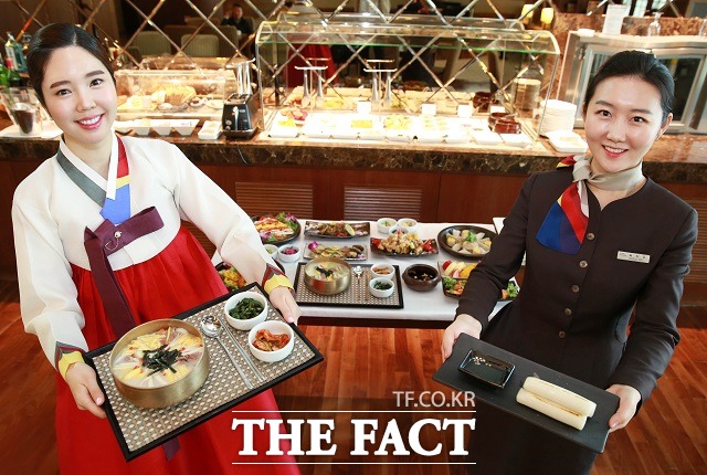 아시아나항공이 정유년 설을 맞아 연휴 기간인 오는 30일까지 공항 라운지와 기내에서 다양한 특별 서비스를 제공한다. /아시아나항공 제공