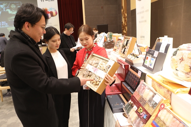 부정청탁 및 금품 등 수수의 금지에 관한 법률(김영란법) 시행 후 첫 명절을 맞은 가운데 롯데백화점 매장에서 고객들이 설 선물세트를 고르고 있다. /롯데백화점 제공