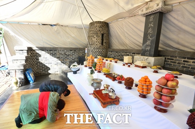 차례지내기, 지방쓰는법은? 명절 설날을 맞아 27일 오전 포털사이트 실시간 검색 순위에 지방쓰는법이 등장했다. /남윤호 기자