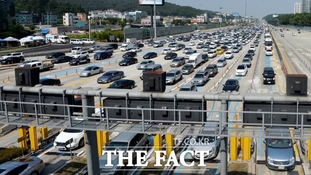 한국도로공사에 따르면 설 연휴 첫날인 27일 오전부터 귀성길에 나선 차들로 전국 고속도로 곳곳에서 정체 현상이 빚어지고 있다. /더팩트DB