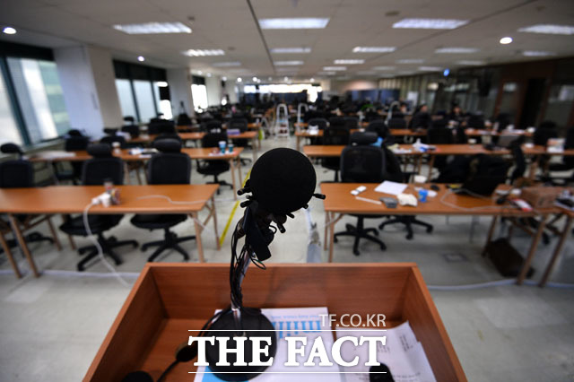 몇몇 취재진을 제외하곤 조용...