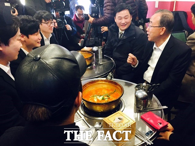 반기문 전 유엔 사무총장이 지난 13일 사당동 자택 인근 식당에서 청년들과 김치찌개 회동을 하면서 청년들의 고충을 듣고, 해결책을 제시하고 있다. /더팩트DB
