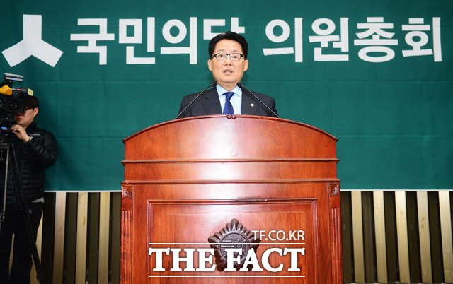 박지원 국민의당 대표는 29일 박근혜 대통령과 국정농단 의혹의 중심인 최순실 씨에 대해 역사의 도도한 물결을 역행하려는 세력을 헌법재판소, 특검, 국민이 분쇄해야 한다고 강조했다. /배정한 기자