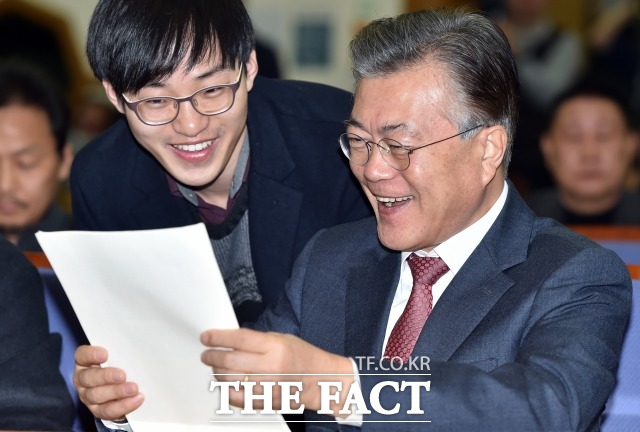 문재인 더불어민주당 전 대표가 지난 18일 오후 서울 여의도 국회 의원회관에서 국민성장 정책공간 주최로 열린 일자리 정책포럼에 참석해 한 청년과 대화를 나누고 있다. /이새롬 기자