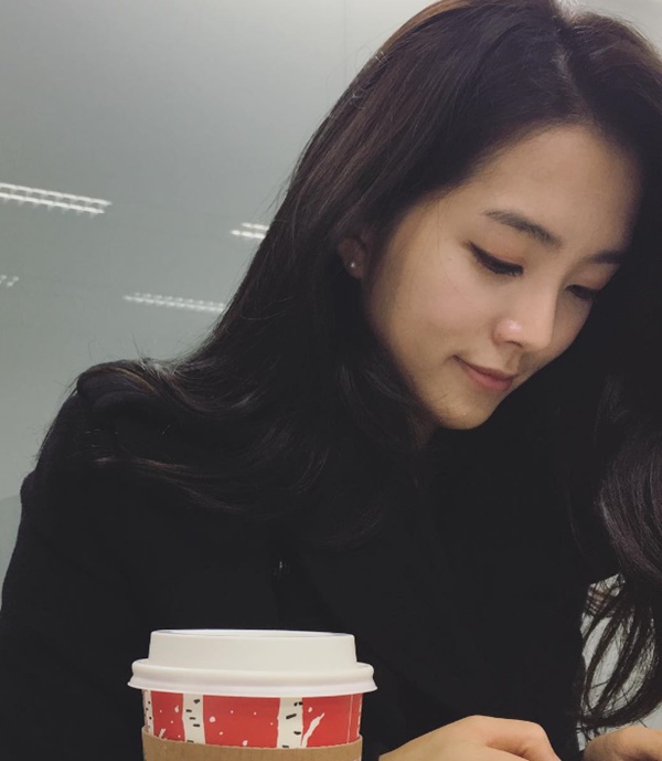 강지영 연예인 뺨치는 미모의 일상. 강지영 JTBC 아나운서의 연예인 뺨치는 일상이 눈길을 끌고 있다. /강지영SNS