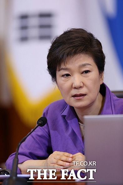 박근혜 대통령은 지난 25일 인터넷 1인 미디어 정규재 TV와의 인터뷰에서 탄핵 기각 후 검찰과 언론을 정리하겠다는 인식을 드러내 논란이 일고 있다. /사진=청와대