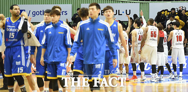 KGC가 83-73으로 승리하며 단독 1위가 된 가운데 선수들이 팬들에게 인사하는 사이 삼성선수들이 아쉬운 발걸음으로 경기장을 빠져 나가고 있다.