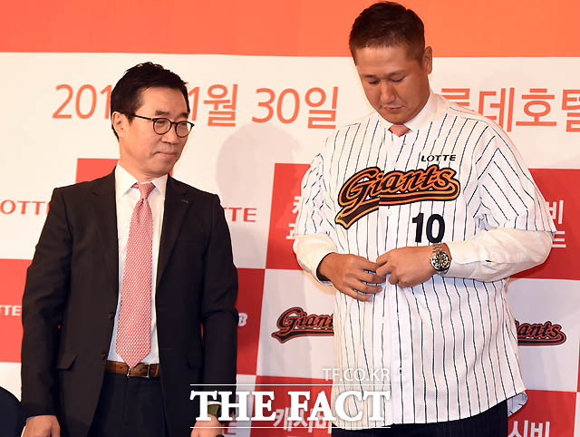 롯데 자이언츠 이대호가 입단식을 가지며 유니폼을 입는 사이 김창락 대표이사가 지켜보고 있다.