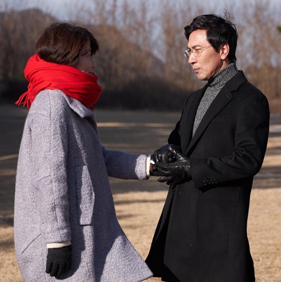 안희정 소통 행보. 안희정 충남지사는 30일 자신의 인스타그램에 빨간색 목도리를 두른 아내 민주원 씨의 손을 잡고 바라보는 도깨비 패러디 사진을 올려 눈길을 끌고 있다./안희정 인스타그램