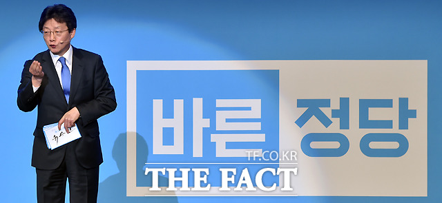 유승민 대선 공약 공통점. 바른정당의 대권주자인 유승민 의원은 1일 퇴근 후 돌발노동 방지를 골자로 한 칼퇴근법을 두 번째 공약으로 발표했다./이새롬 기자