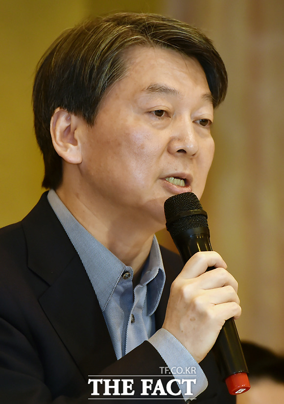 1일 반기문 전 유엔사무총장이 대선 불출마 선언을 했다. 국민의당은 반 전 총장의 불출마를 예측한 데 대해 반 전 총장은 이미 시대정신을 잘못 읽고 있었다고 말했다. /이새롬 기자