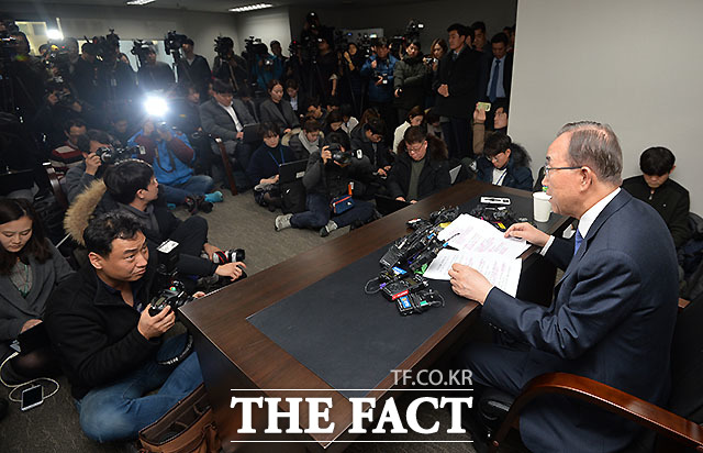 반기문 전 유엔 사무총장은 1일 제가 주도해 정치교체를 이루고 국가통합을 이루려 했던 순수한 뜻을 접겠다고 밝혔다. /문병희 기자