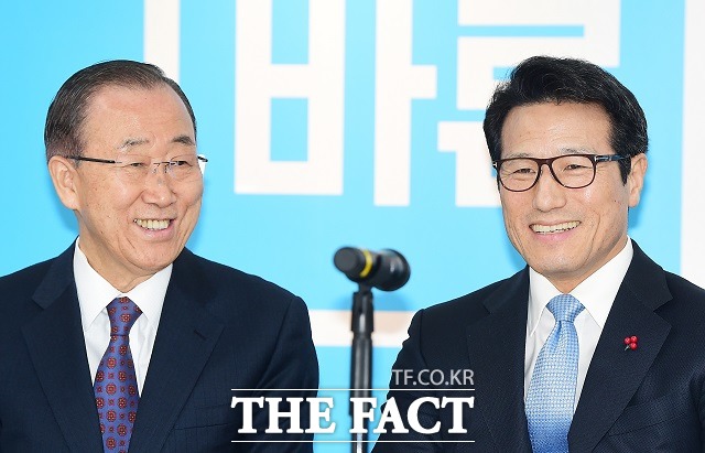 반기문 전 유엔 사무총장(왼쪽)이 1일 오전 서울 여의도 바른정당 당사를 방문해 정병국 대표와 함께 미소를 짓고 있다. /배정한 기자