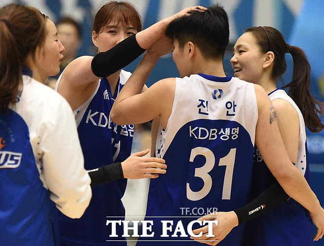 KDB가 75-71로 승리를 거둔 가운데 선수들이 승리에 결정적 기여를 한 진안을 격려하고 있다.