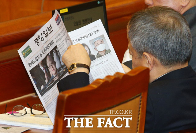 박한철 전 헌법재판소장 퇴임 기사 보는 대통령 변호인단