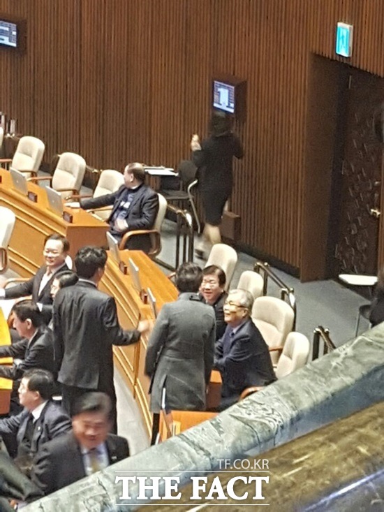 반기문 전 유엔 사무총장이 대선 불출마를 선언한 다음 날인 2일 국회 본회의에서 더불어민주당 의원들이 김종인 전 대표와 정담을 나누고 있다./국회=오경희 기자