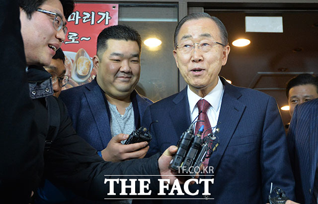 대선 불출마를 선언한 반기문 전 유엔 사무총장이 2일 오후 서울 마포구의 한 음식점에서 캠프 직원들과 오찬을 마치고 나오고 있다./이덕인 기자