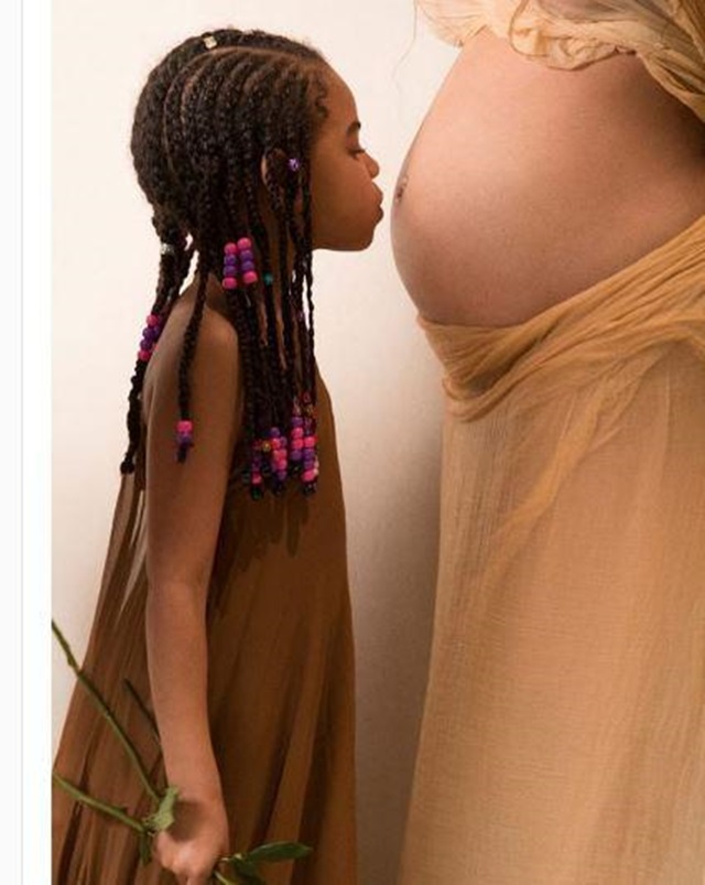 비욘세의 딸 블루 아이비가 곧 태어날 쌍둥이를 반기며 비욘세의 배에 입을 맞추고 있다. /비욘세.com