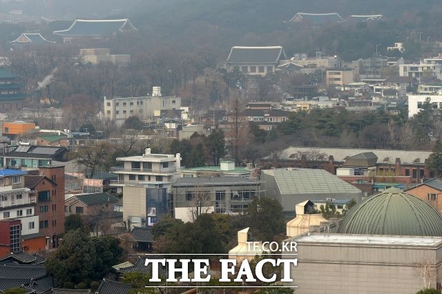 서울 종로구의 한 빌딩에서 바라본 헌법재판소(오른쪽 둥근 지붕) 왼쪽 뒤편으로 청와대가 보이고 있다. /남용희 기자