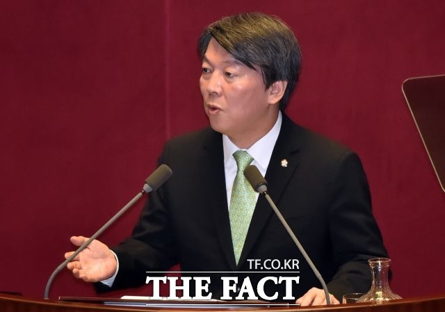 안철수 전 국민의당 상임공동대표는 6일 오전 국회에서 열린 교섭단체 대표연설에서 5대 절벽과제를 해결하기 위한 방안으로 4차 산업혁명을 18번 언급하면서 대선 아젠다를 제시했다. / 이새롬 기자